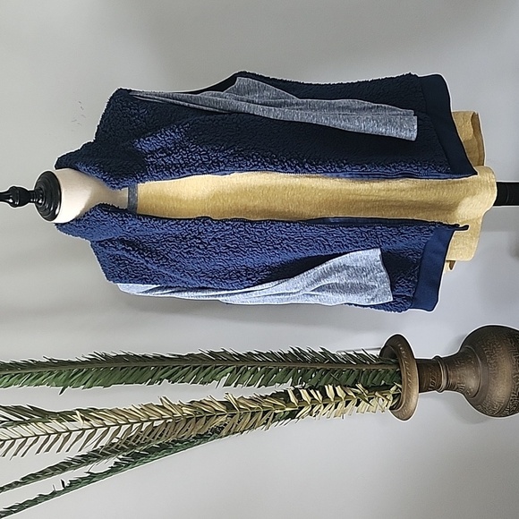 LuLaRoe Heathered Blue and Yellow Randy Raglan Tee NWT - Picture 2 of 11